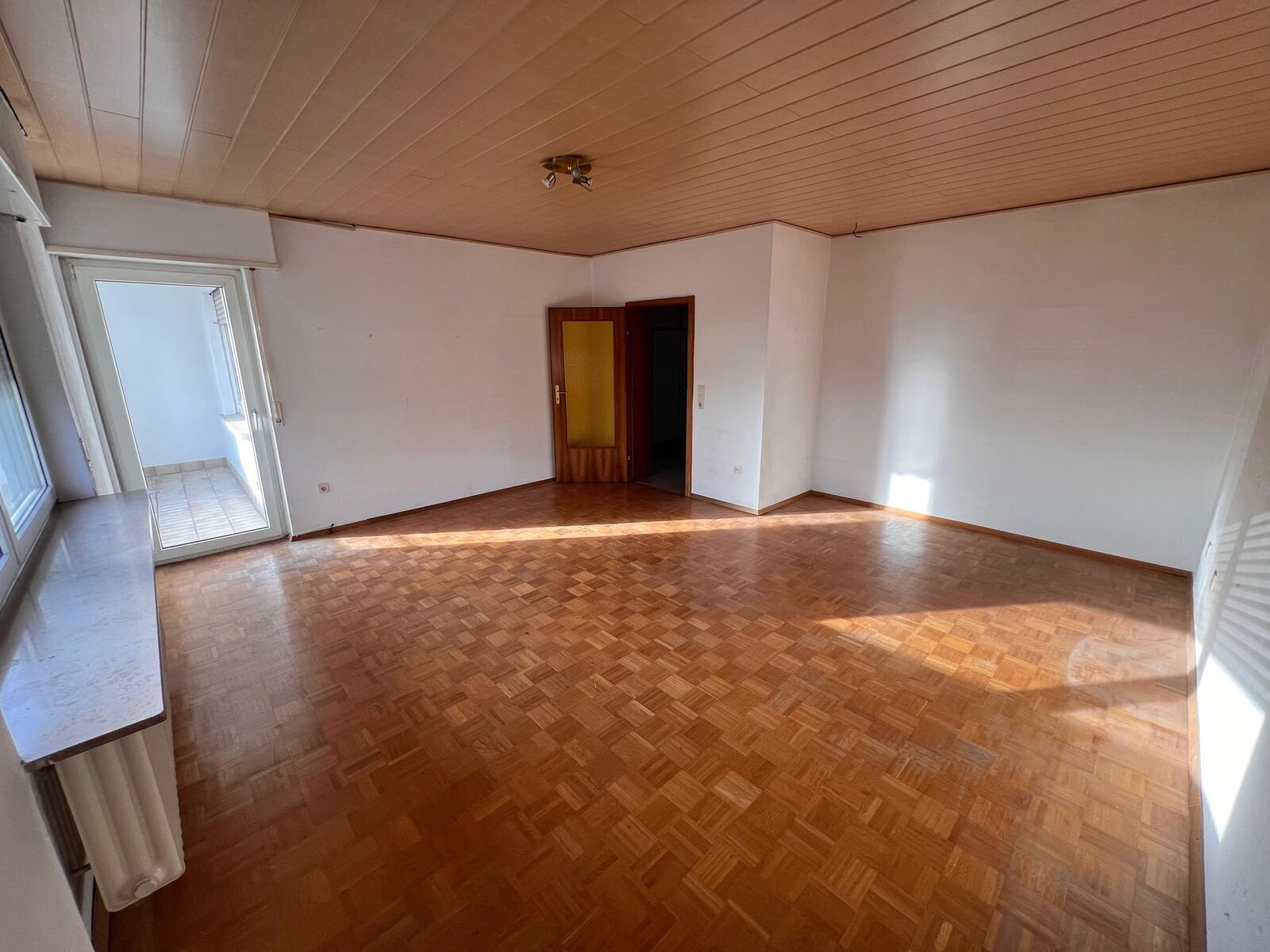 3-Zimmer-Wohnung mit Südloggia in Feudenheim, Mannheim-Feudenheim — Wohnbereich vor der Sanierung | Sanierung durch vivunt GmbH