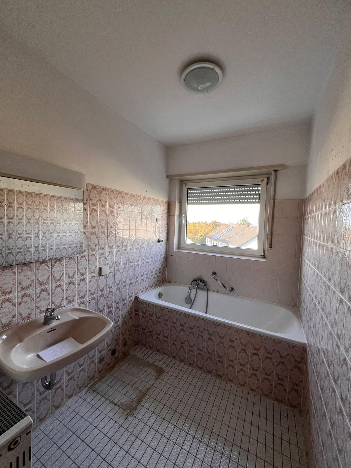 3-Zimmer-Wohnung mit Südloggia in Feudenheim, Mannheim-Feudenheim — Badezimmer vor der Sanierung | Sanierung durch vivunt GmbH