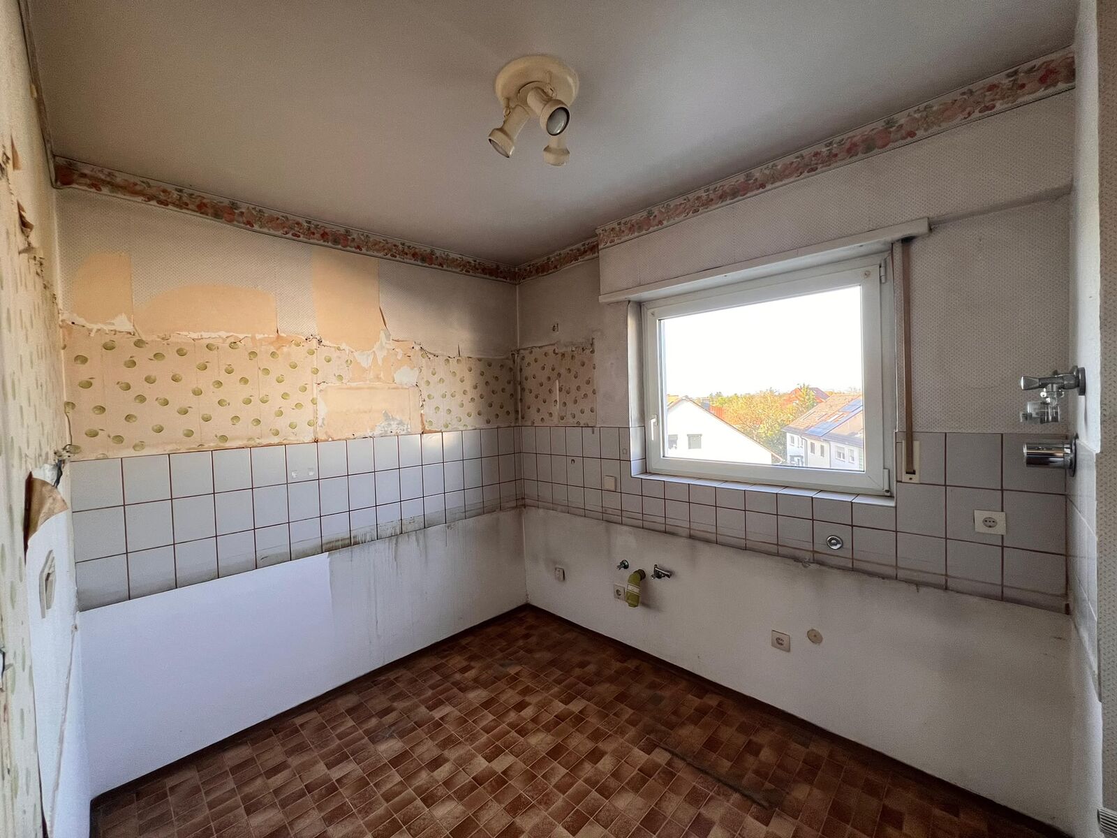 3-Zimmer-Wohnung mit Südloggia in Feudenheim, Mannheim-Feudenheim — Küche vor der Sanierung | Sanierung durch vivunt GmbH
