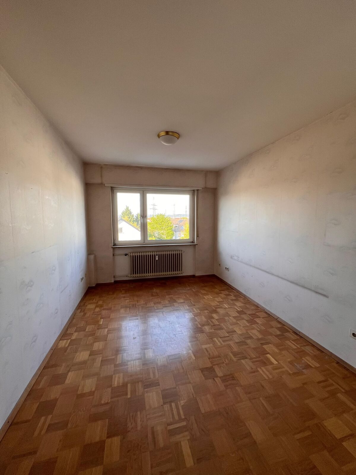 3-Zimmer-Wohnung mit Südloggia in Feudenheim, Mannheim-Feudenheim — Kinderzimmer vor der Sanierung | Sanierung durch vivunt GmbH