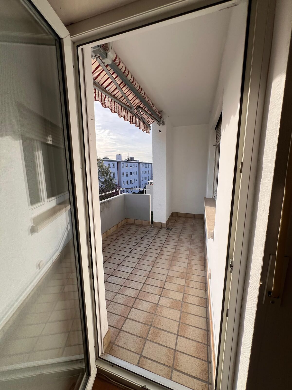 3-Zimmer-Wohnung mit Südloggia in Feudenheim, Mannheim-Feudenheim — Balkonzugang vor der Sanierung | Sanierung durch vivunt GmbH