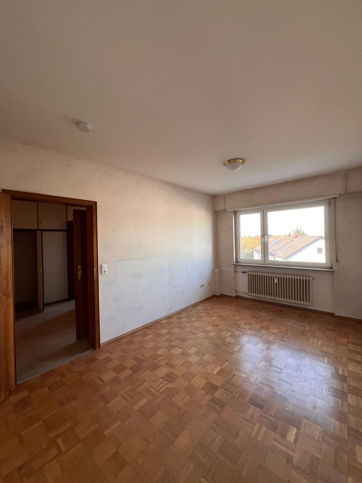 3-Zimmer-Wohnung mit Südloggia in Feudenheim, Mannheim-Feudenheim — Schlafzimmer vor der Sanierung | Sanierung durch vivunt GmbH