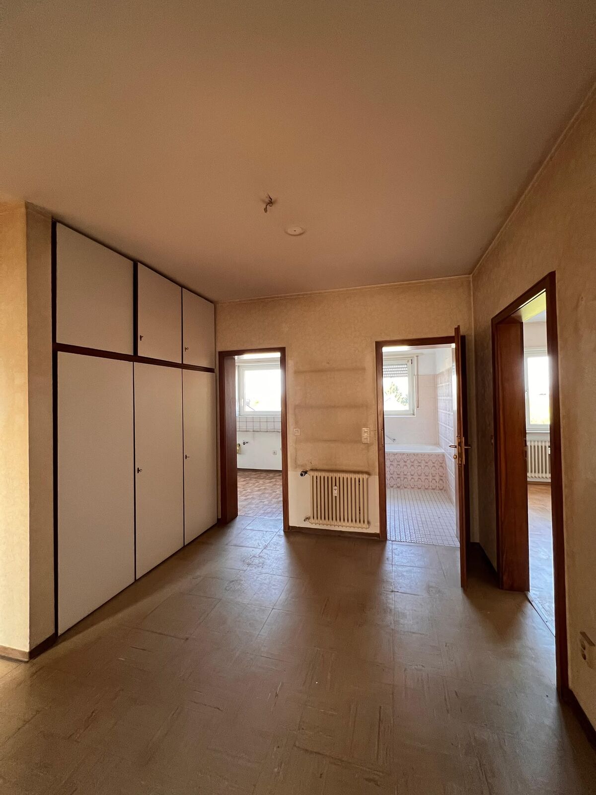 3-Zimmer-Wohnung mit Südloggia in Feudenheim, Mannheim-Feudenheim — Diele vor der Sanierung | Sanierung durch vivunt GmbH