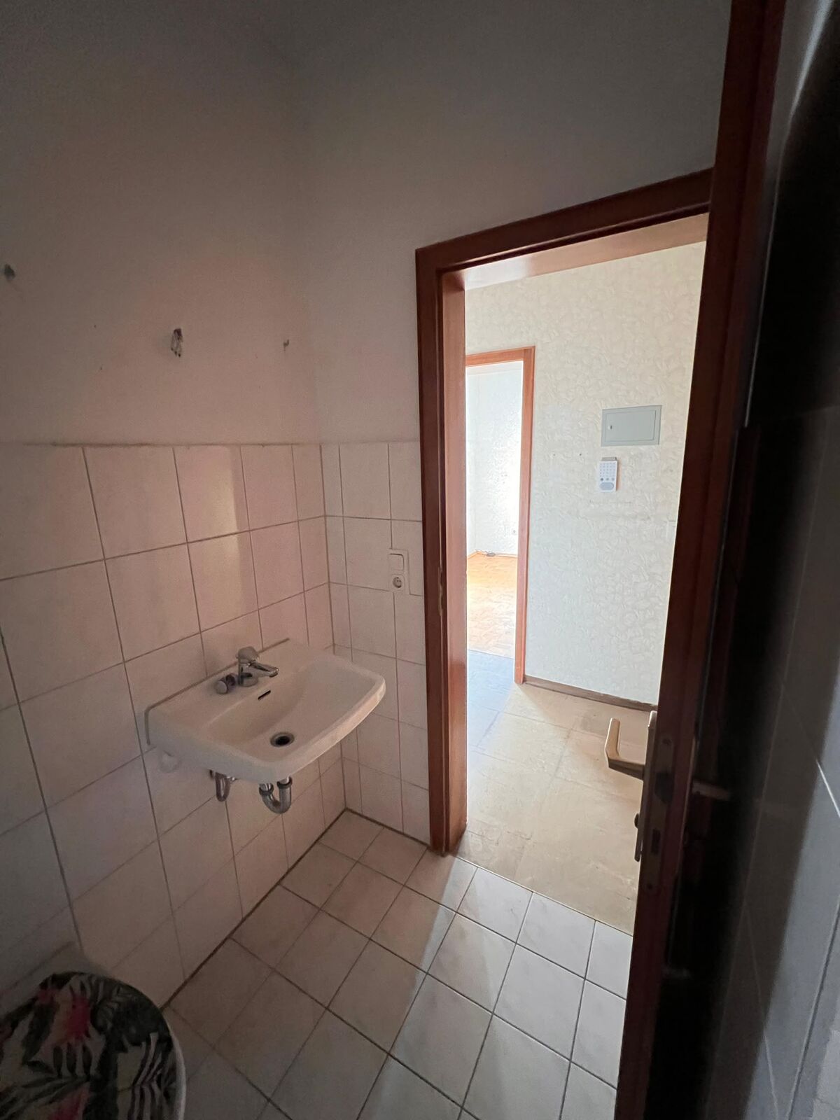 3-Zimmer-Wohnung mit Südloggia in Feudenheim, Mannheim-Feudenheim — Gäste-WC vor der Sanierung | Sanierung durch vivunt GmbH